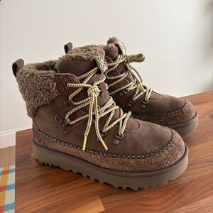 UGG WOMENS UGG CLASSIC ALPINE LACE-UP BOOT